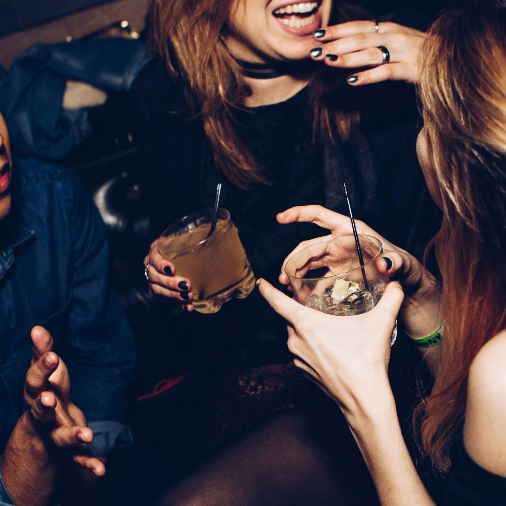 Barで楽しげに騒いでる様子